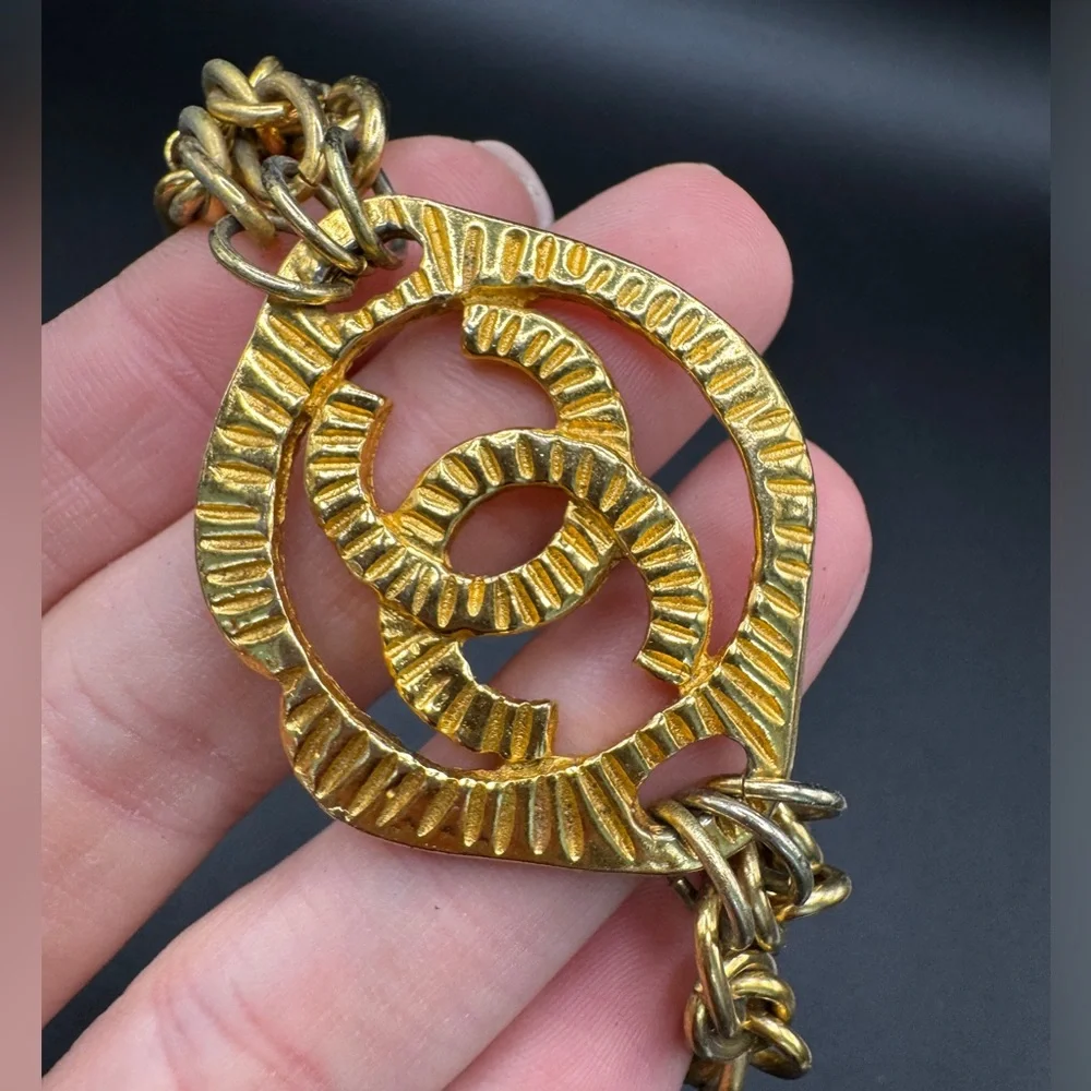 LOT 1556 24K gold plated CHANEL vintage bracelet